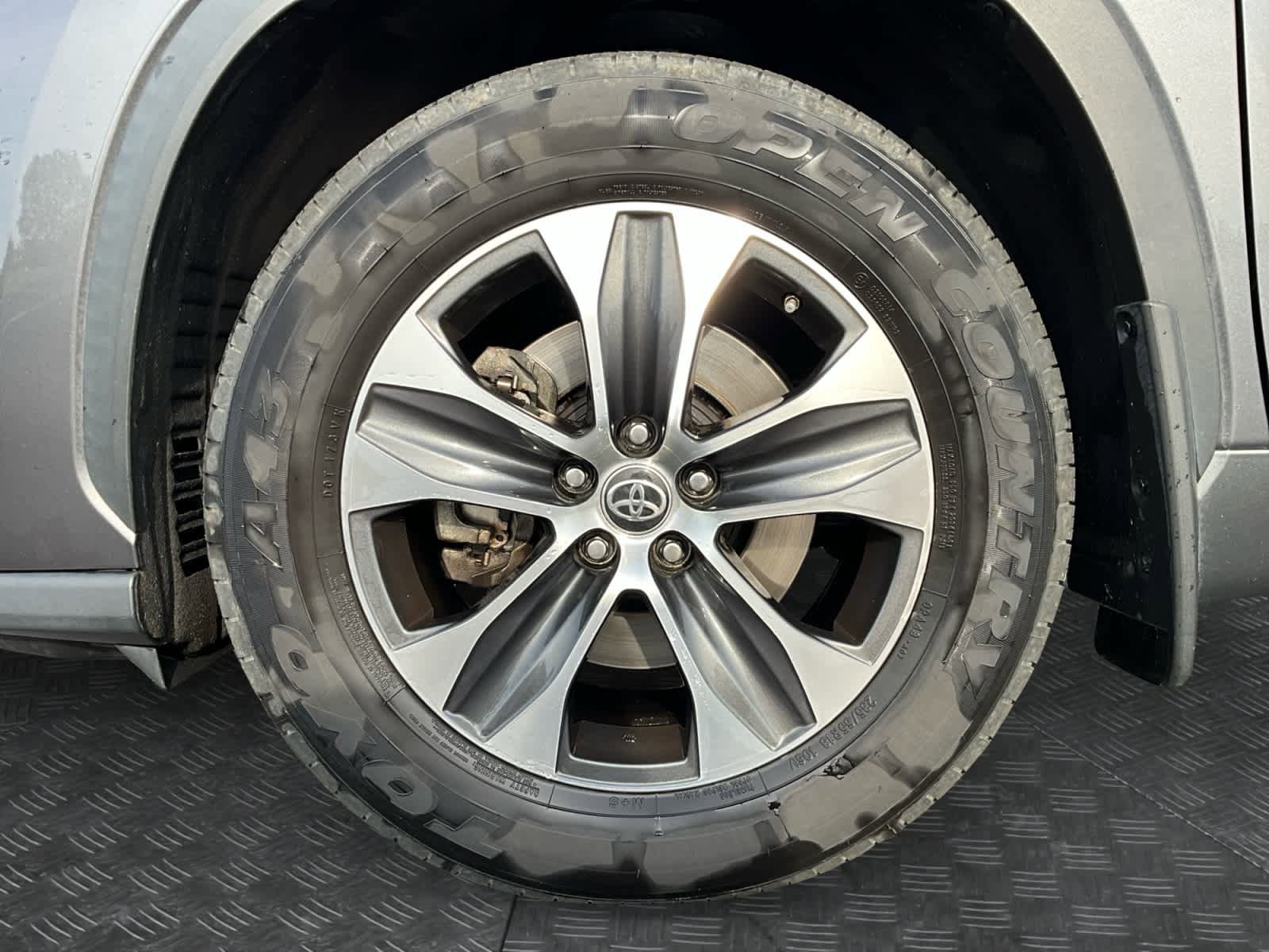 Used 2021 Toyota Highlander XLE AWD/4WD image 16