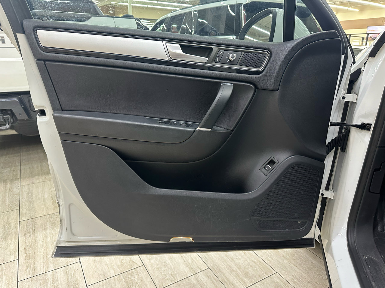 Used 2015 Volkswagen Touareg Sport image 14