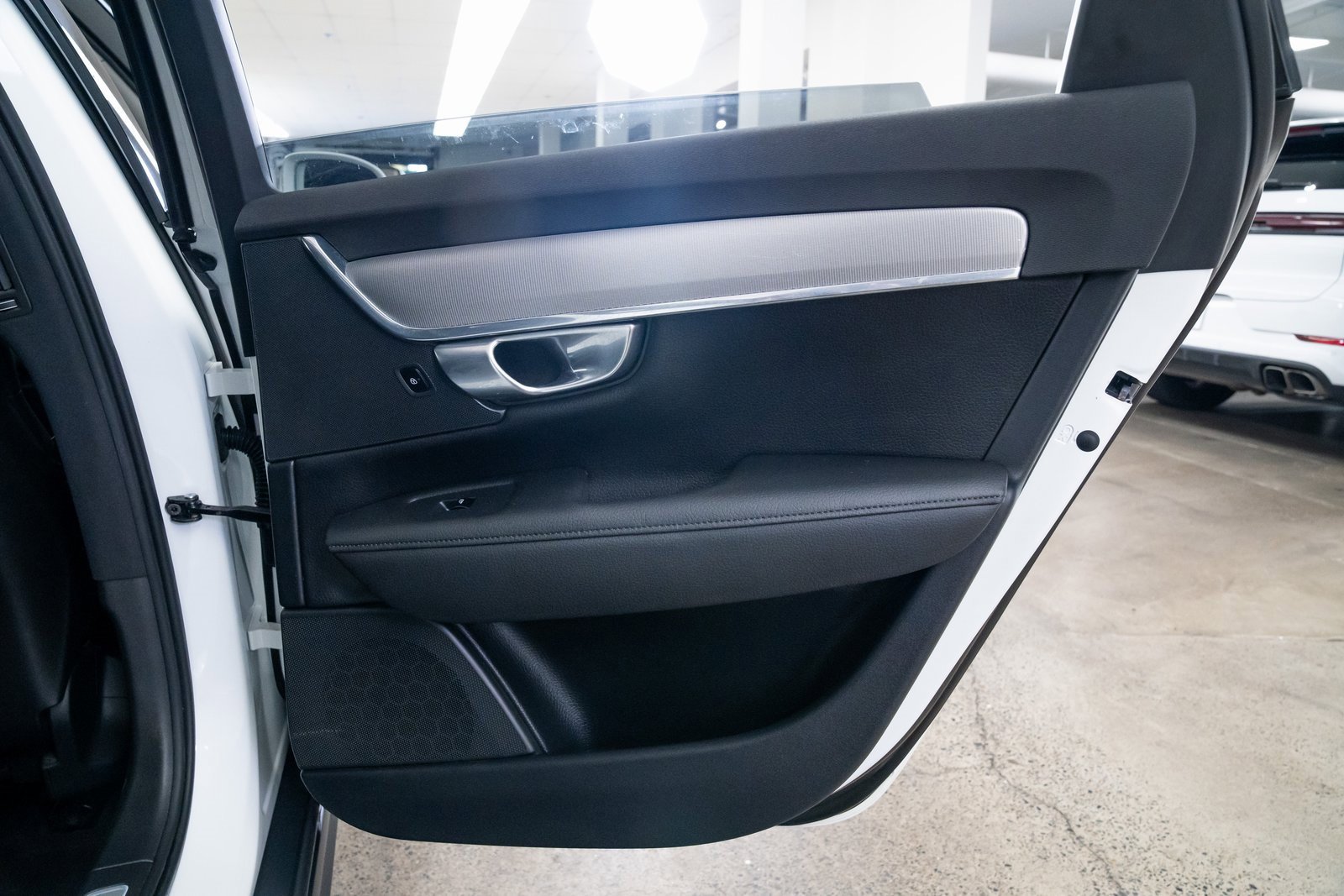 Used 2017 Volvo V90 T6 Cross Country image 21