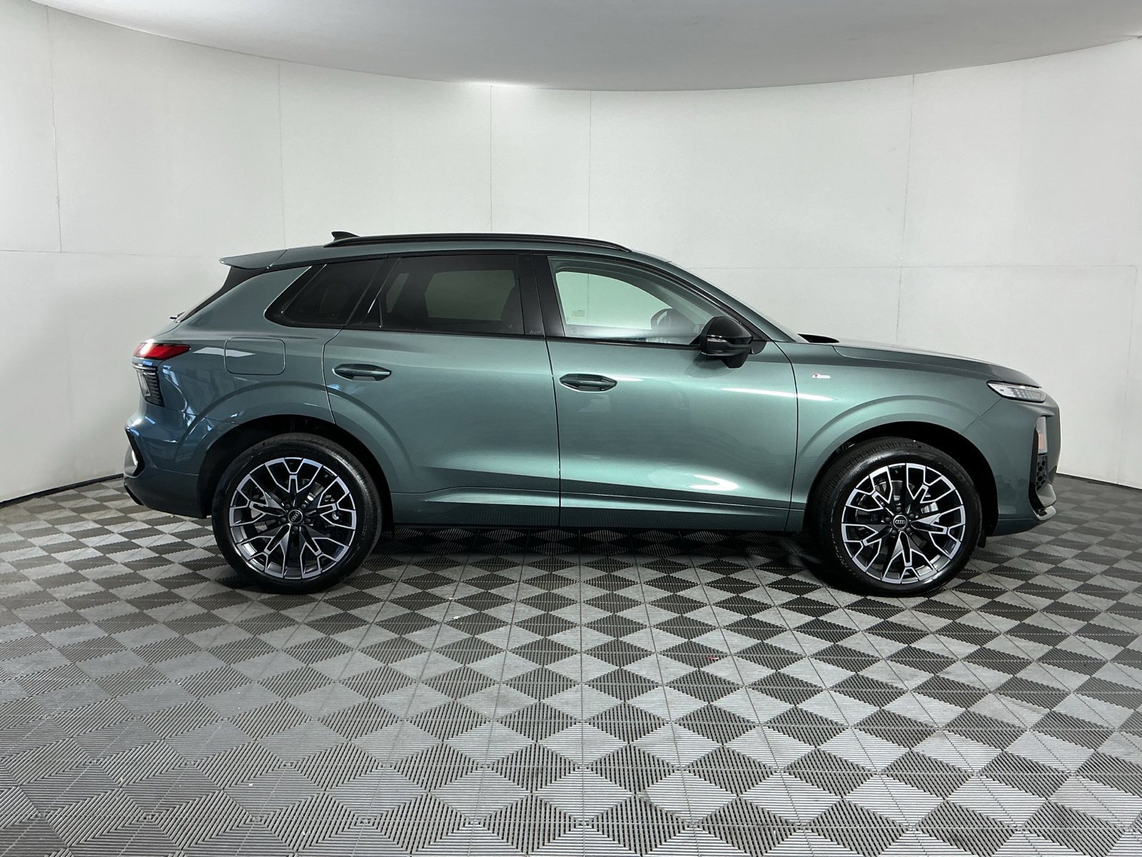 New 2026 Audi Q3 quattro 2.0T AWD/4WD image 9