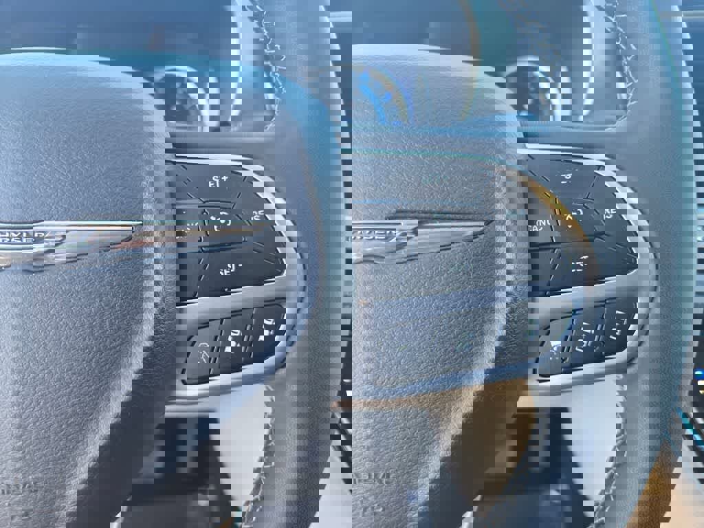 Used 2023 Chrysler Pacifica Touring-L image 20