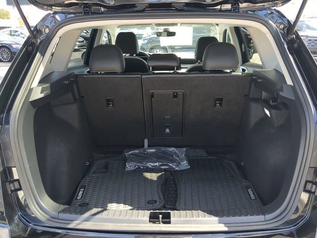 Certified 2025 Volkswagen Taos SE w/ Black Wheel Package image 9