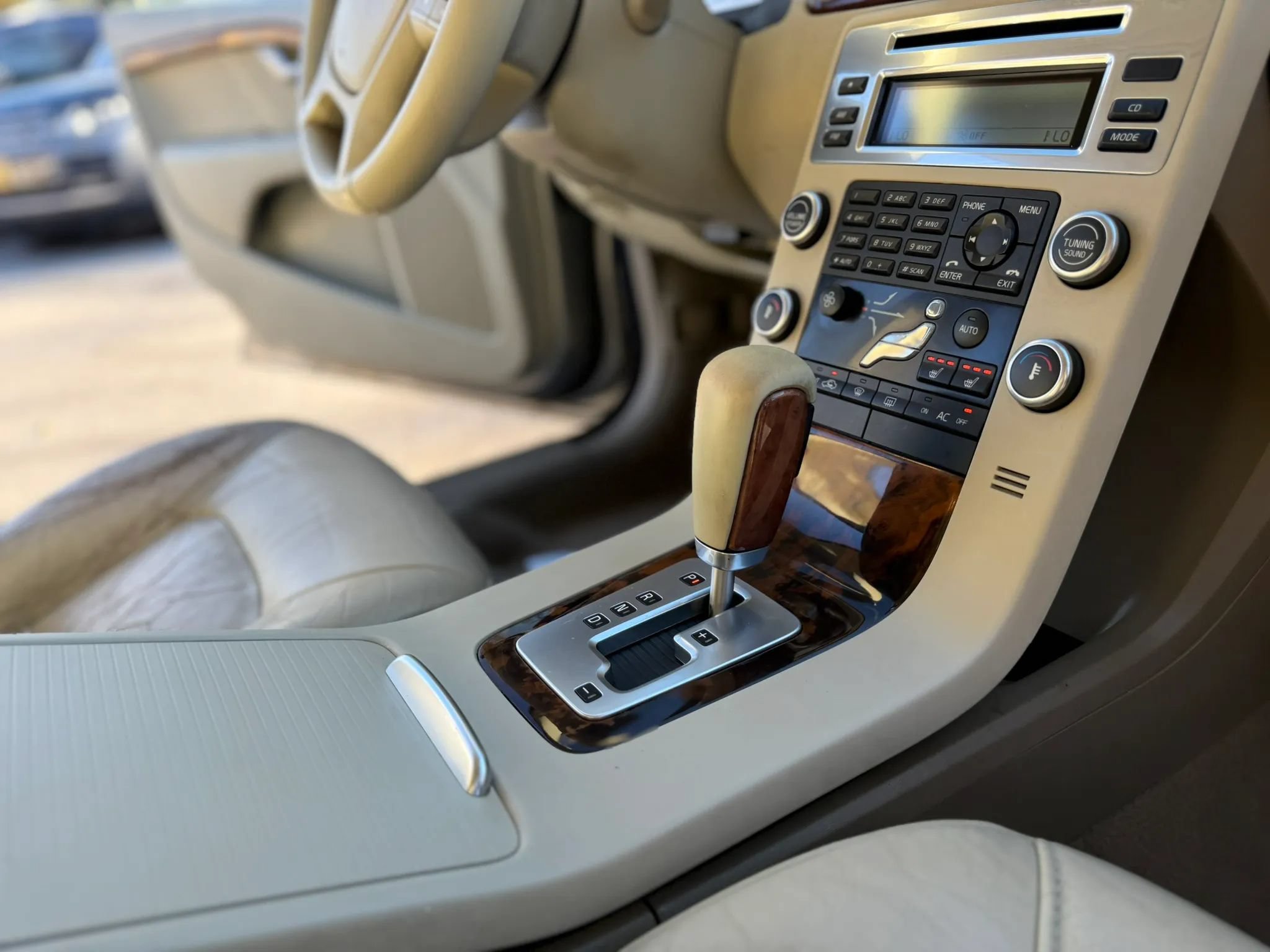 Used 2010 Volvo V70 R-Design FWD image 18