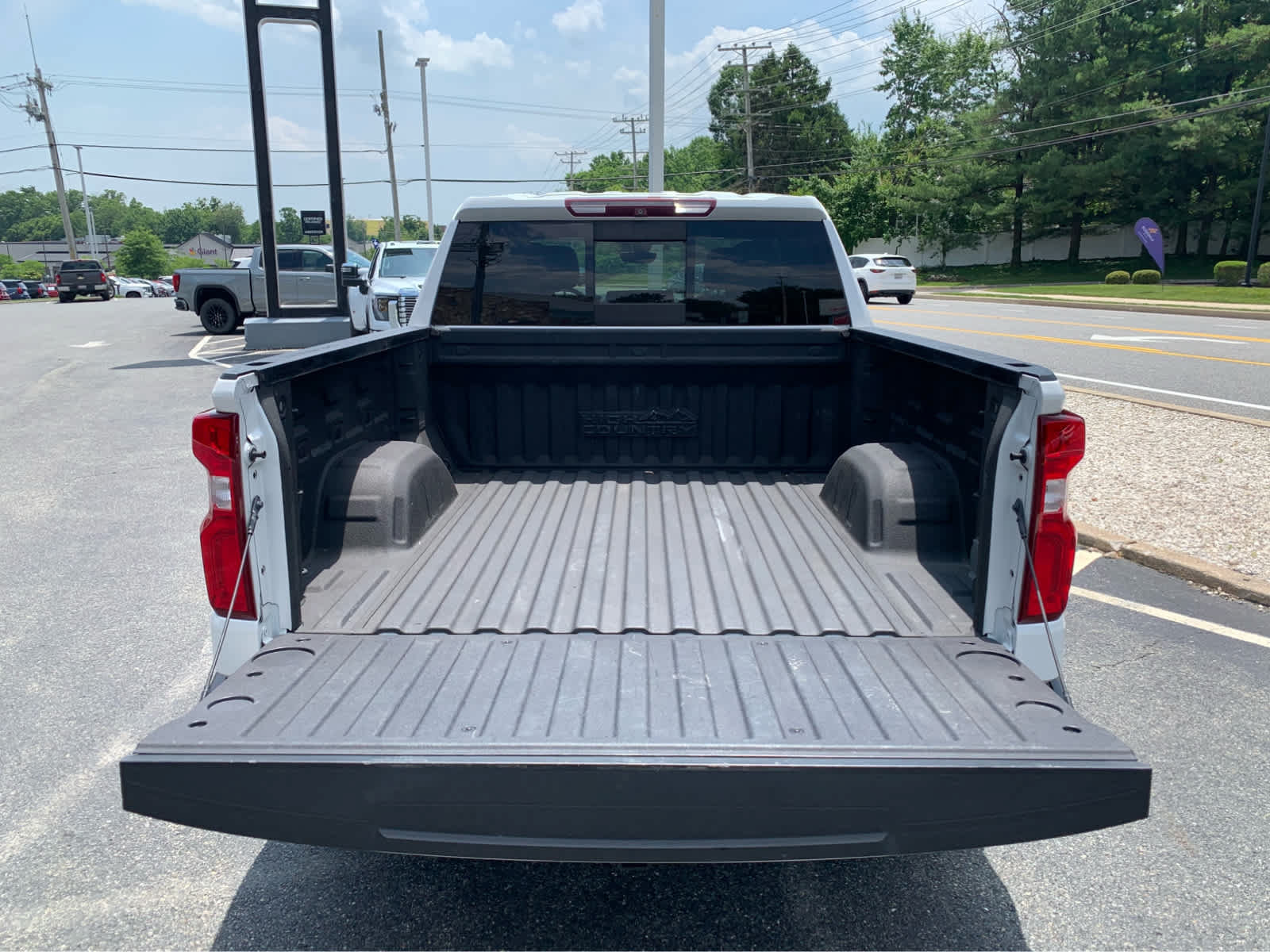 Used 2019 Chevrolet Silverado 1500 High Country w/ Technology Package AWD/4WD image 5