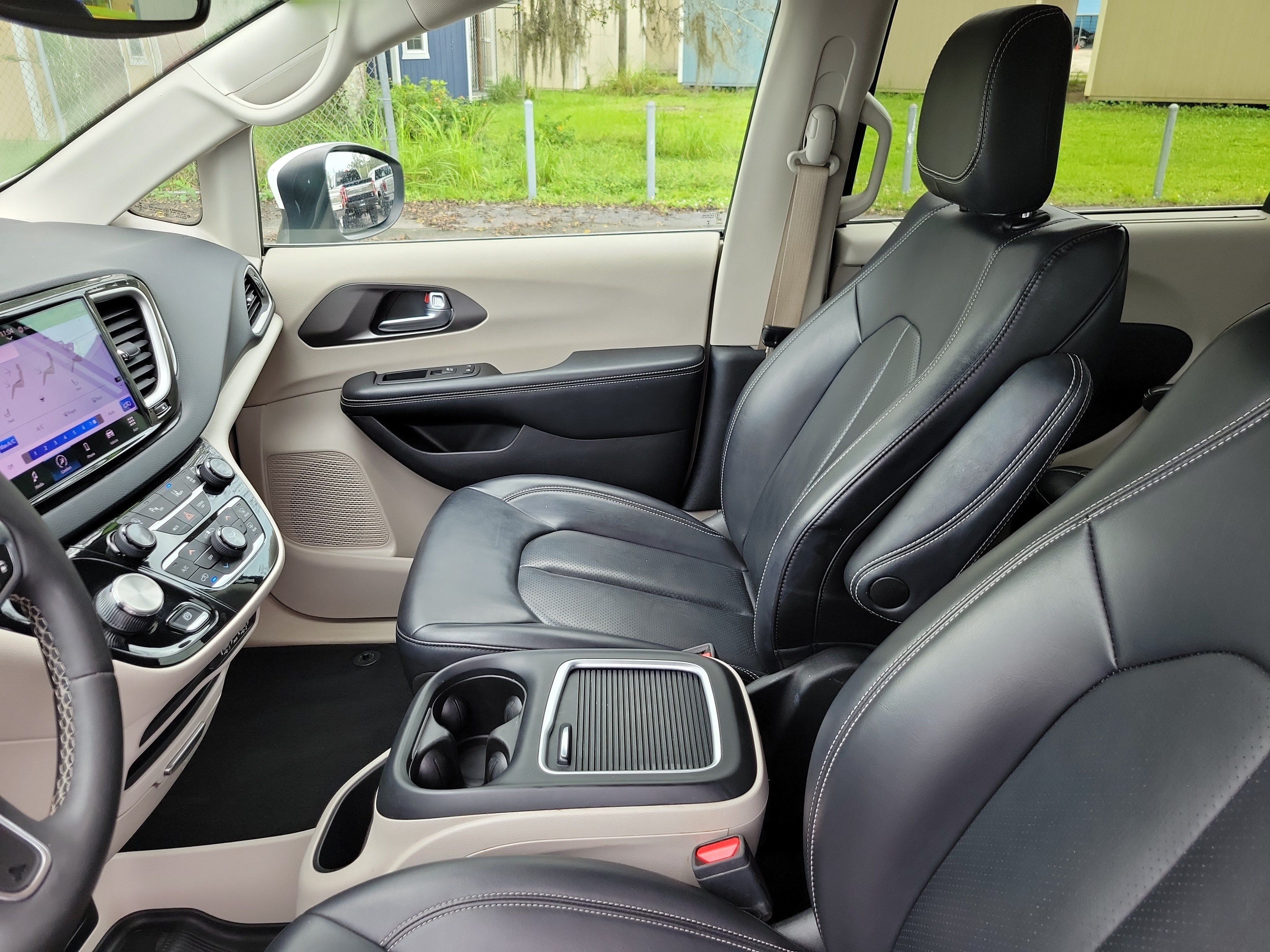 Used 2023 Chrysler Pacifica Touring-L FWD image 11