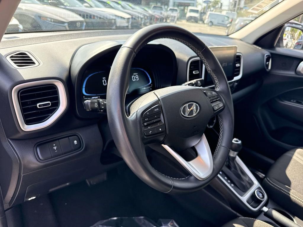 Used 2025 Hyundai Venue SEL image 25