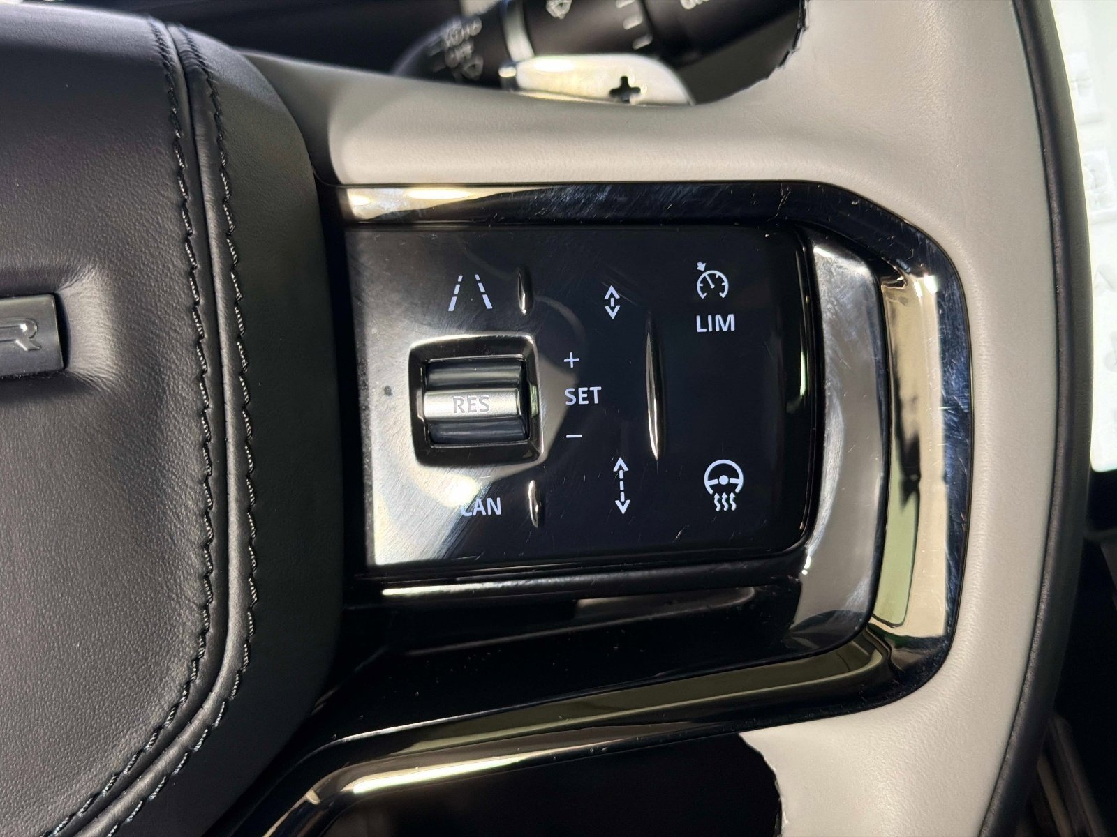 Used 2025 Land Rover Range Rover Velar Dynamic SE AWD/4WD image 45