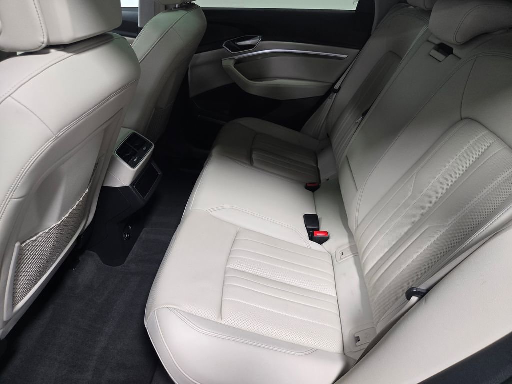 Used 2022 Audi e-tron Premium Plus w/ Premium Plus Package image 34