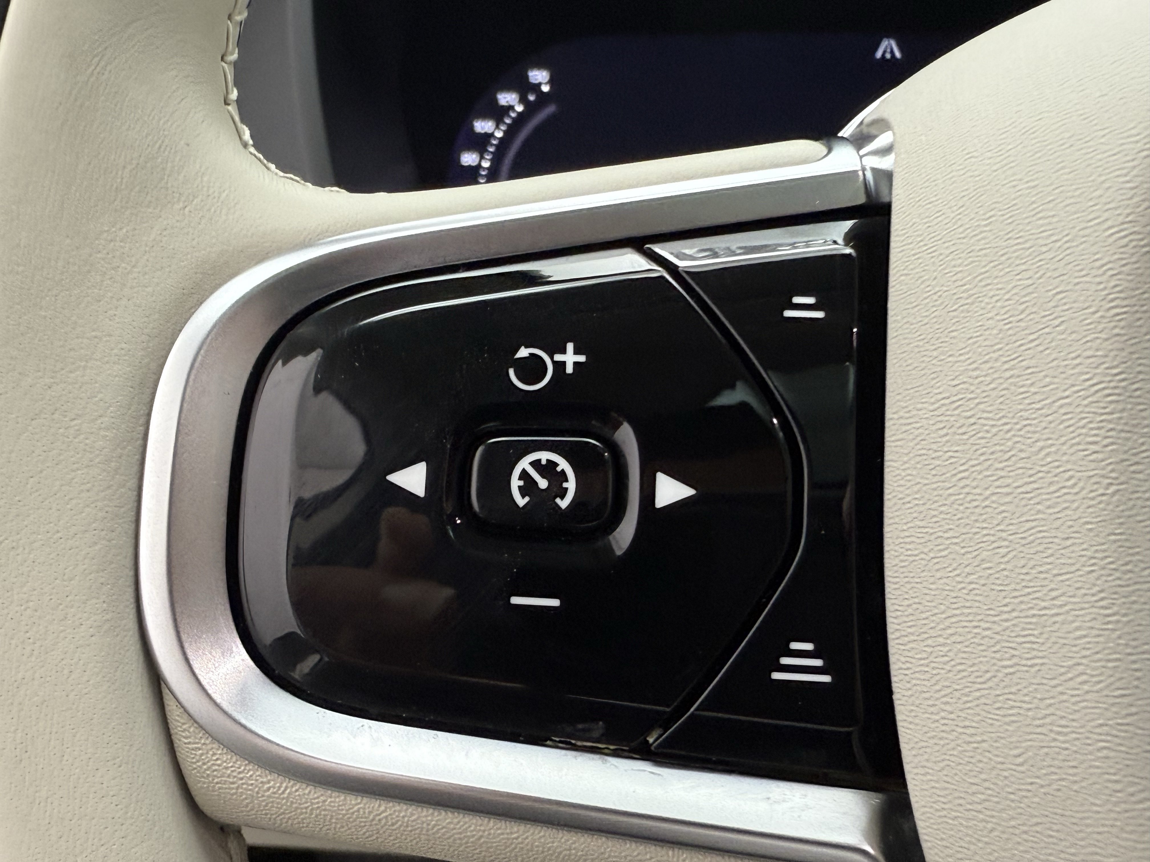 Certified 2024 Volvo XC60 B5 Plus w/ Protection Package AWD/4WD image 17