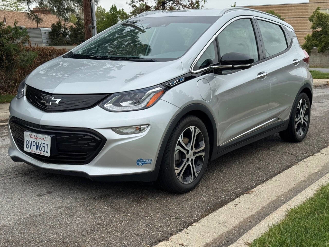 Used 2021 Chevrolet Bolt Premier w/ Infotainment Package FWD image 3