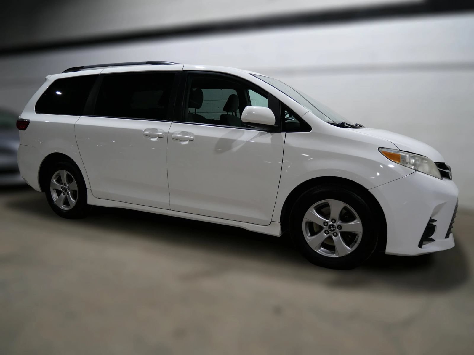 Used 2018 Toyota Sienna LE FWD image 3