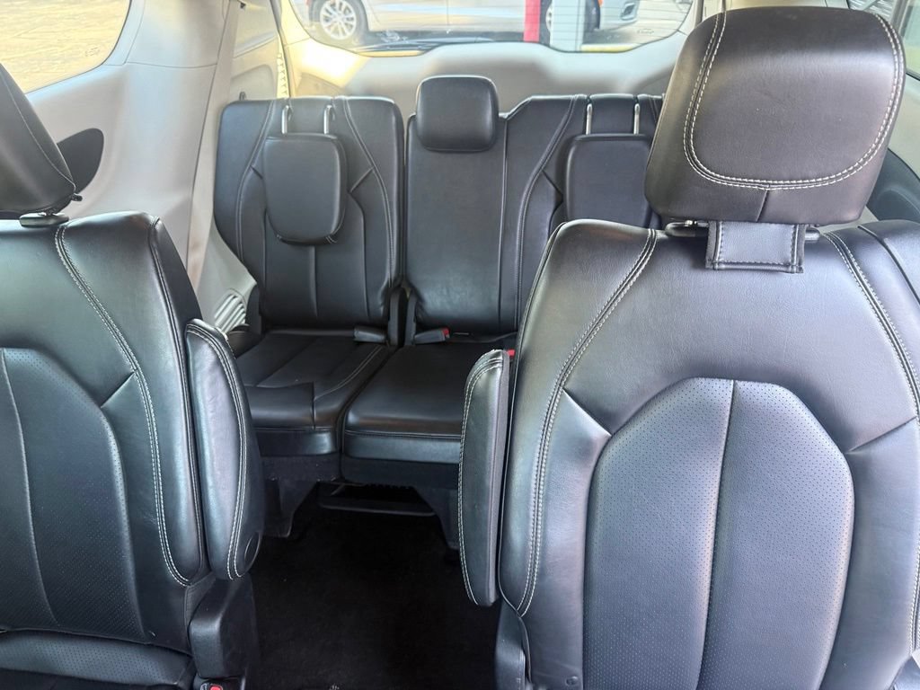 Used 2023 Chrysler Pacifica Touring-L FWD image 15