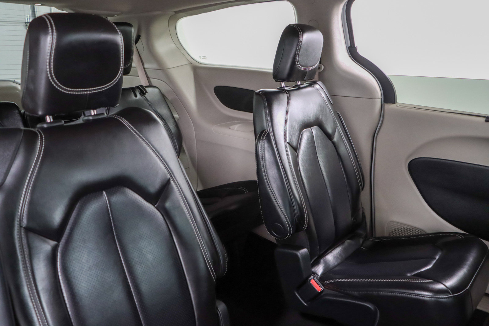 Used 2023 Chrysler Pacifica Touring-L FWD image 28