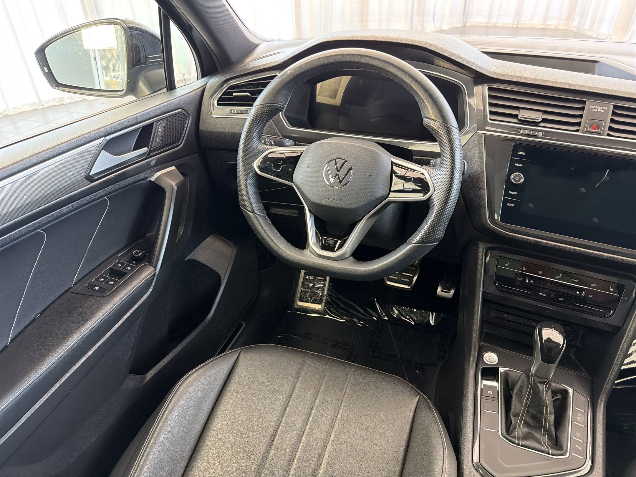 Used 2023 Volkswagen Tiguan SE R-Line FWD image 27