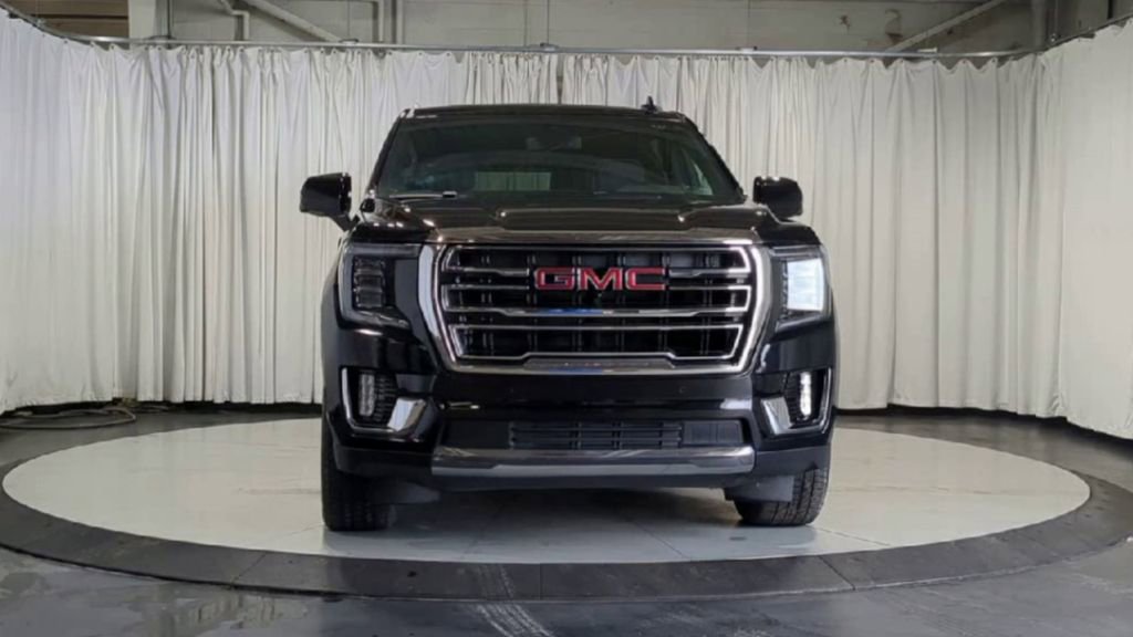 Used 2023 GMC Yukon XL SLT w/ SLT Premium Package image 3