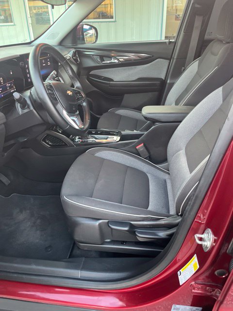 Used 2025 Chevrolet TrailBlazer LT w/ LT Cold Weather Package FWD image 11