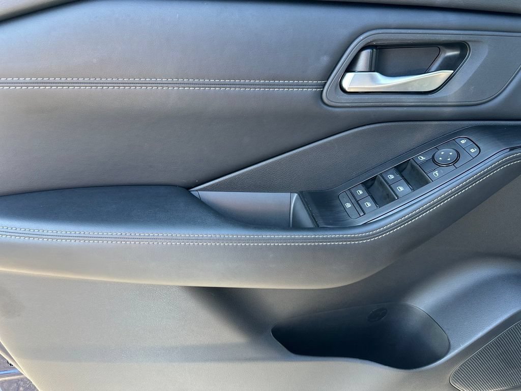 Used 2025 Nissan Rogue SV w/ SV Premium Package FWD image 19