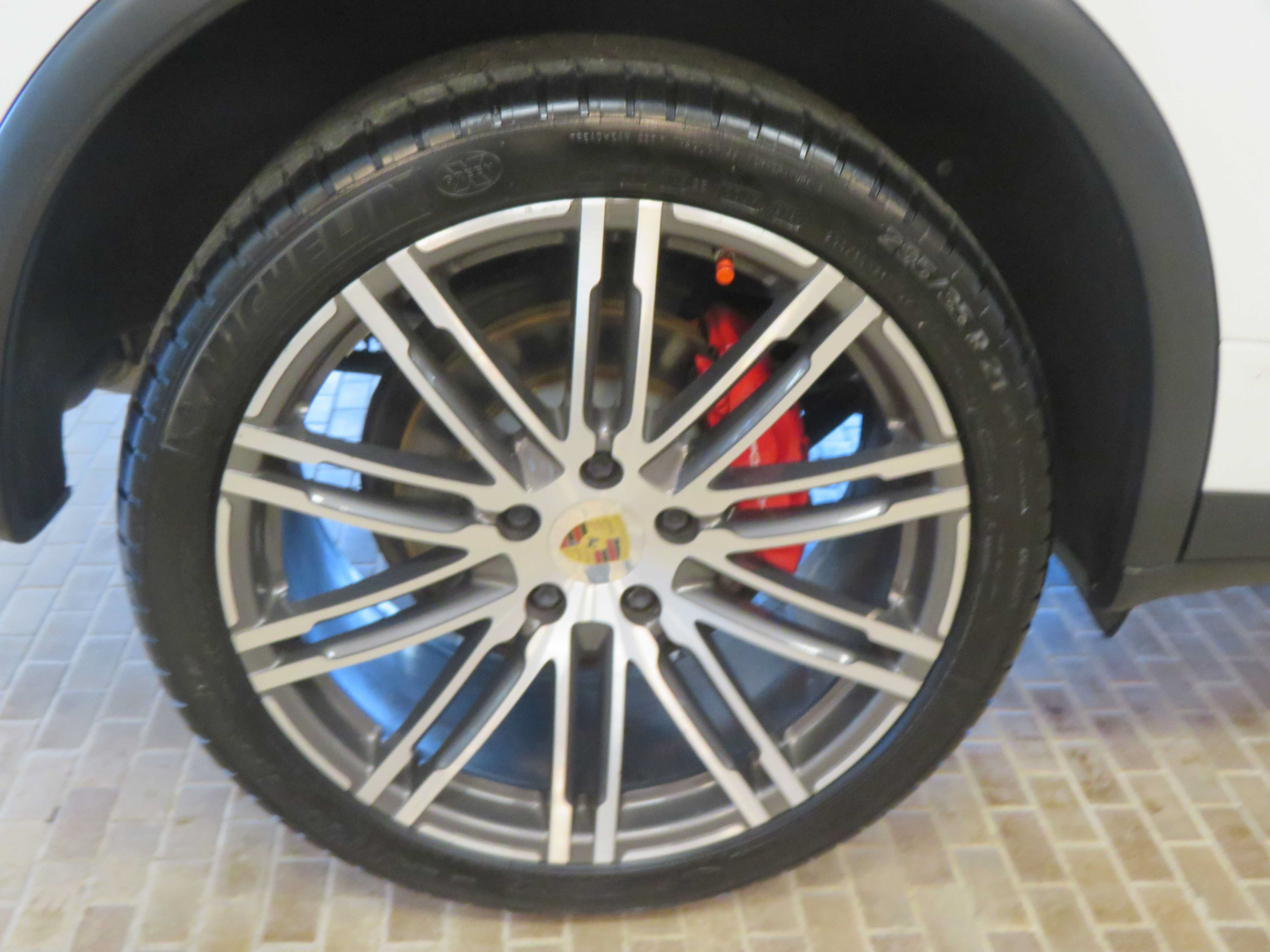 Used 2015 Porsche Cayenne S AWD/4WD image 9