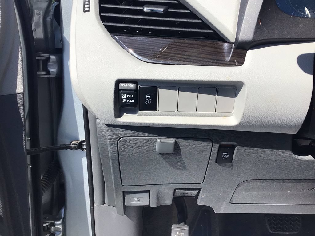 Used 2019 Toyota Sienna XLE w/ Carpet Mat Package FWD image 18