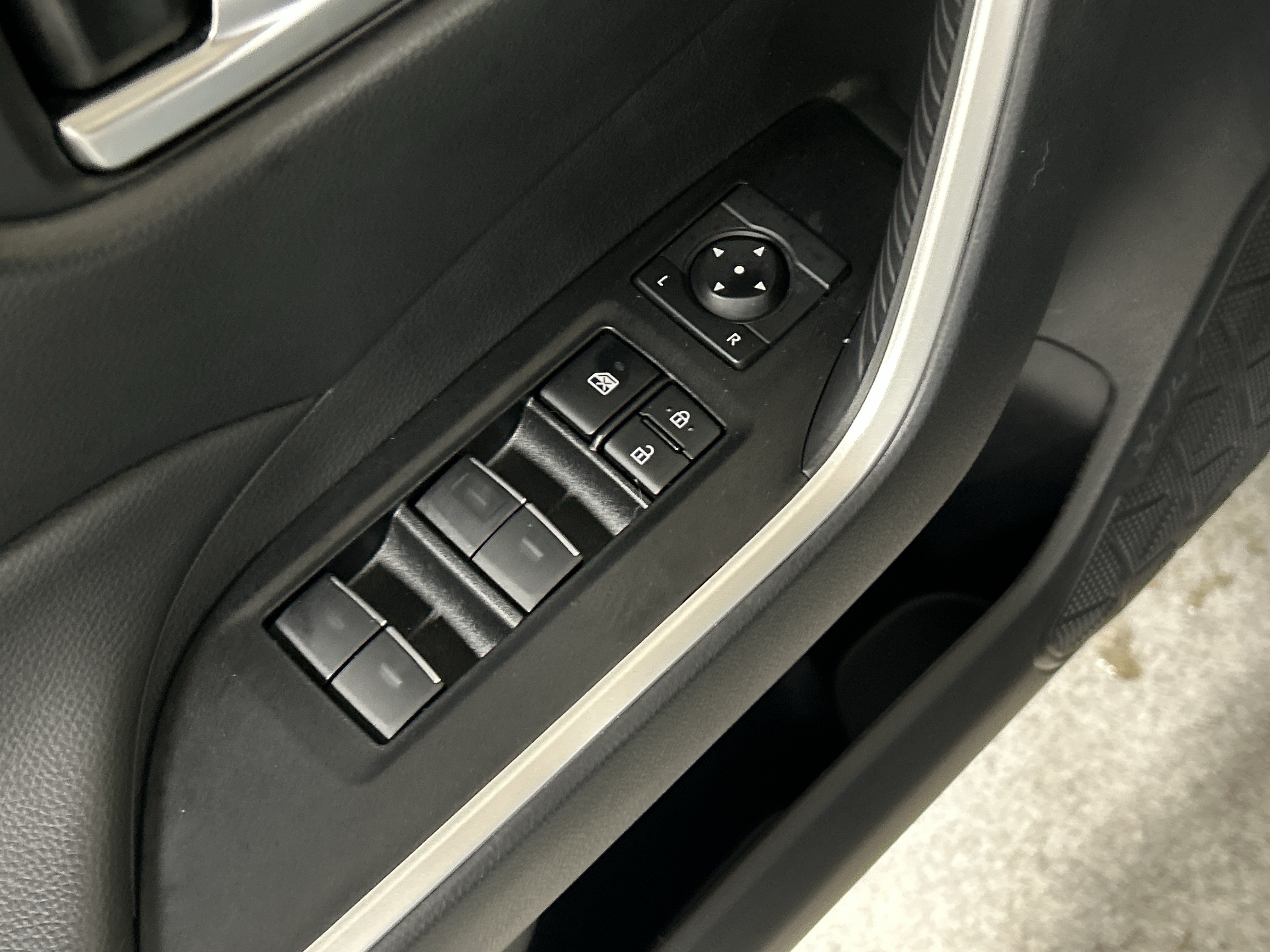 Certified 2025 Toyota RAV4 XLE w/ Convenience Package FWD image 15