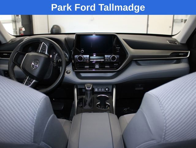 Used 2025 Toyota Highlander LE image 27