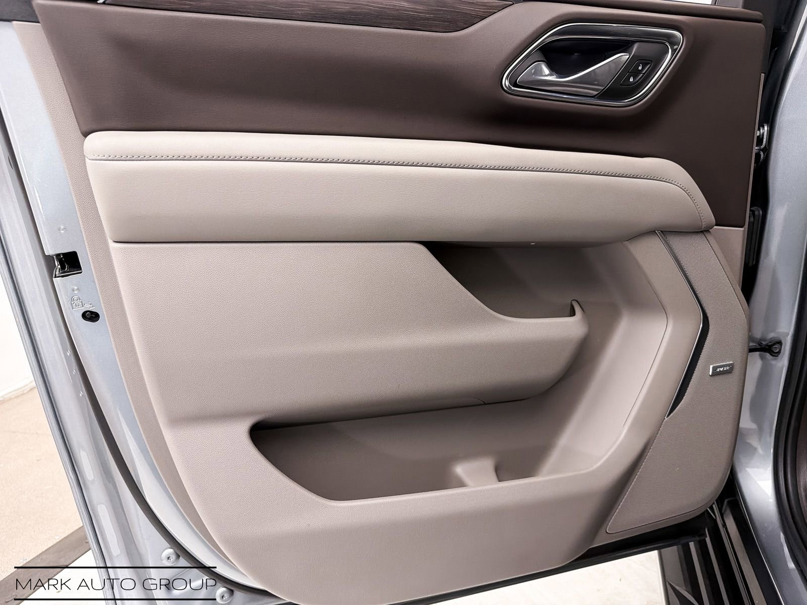 Used 2024 Chevrolet Suburban LT w/ Luxury Package RWD image 25