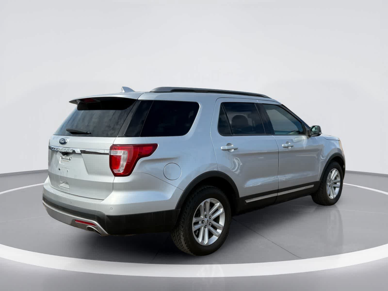 Used 2017 Ford Explorer XLT w/ Equipment Group 201A FWD image 6
