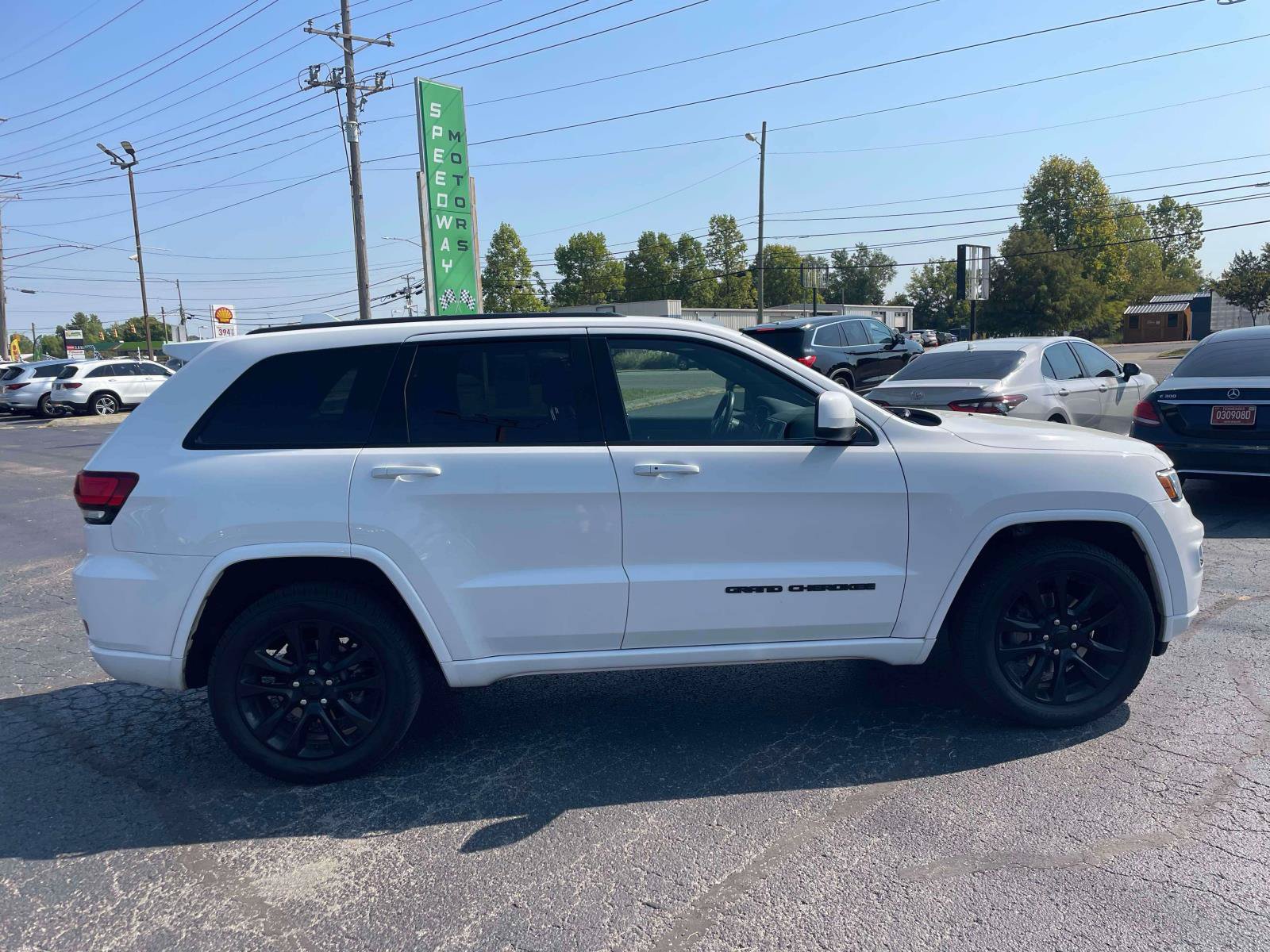 Used 2017 Jeep Grand Cherokee Altitude AWD/4WD image 9