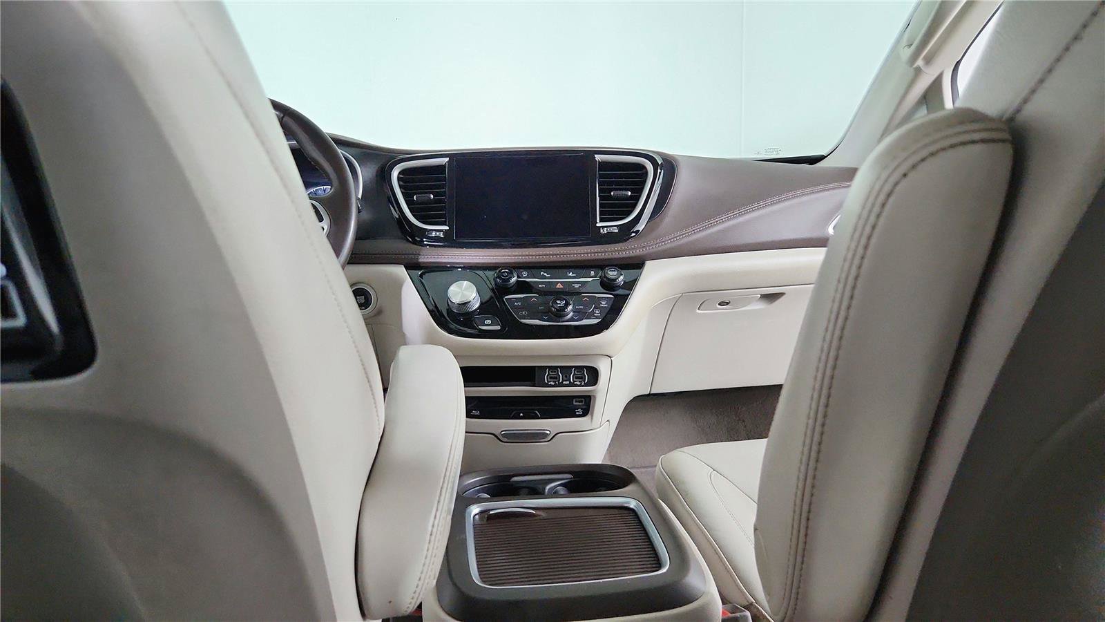 Used 2021 Chrysler Pacifica Touring-L w/ Uconnect Theater Family Group FWD image 14