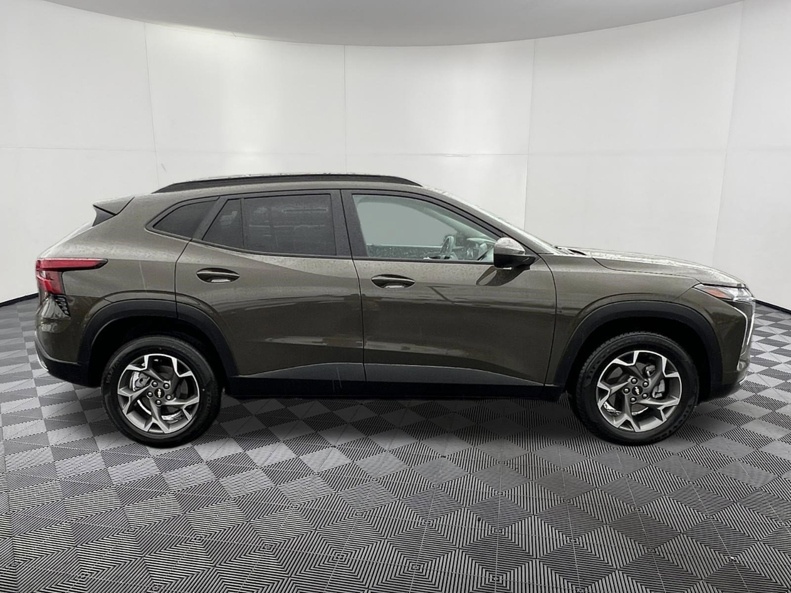 Used 2024 Chevrolet Trax LT FWD image 7