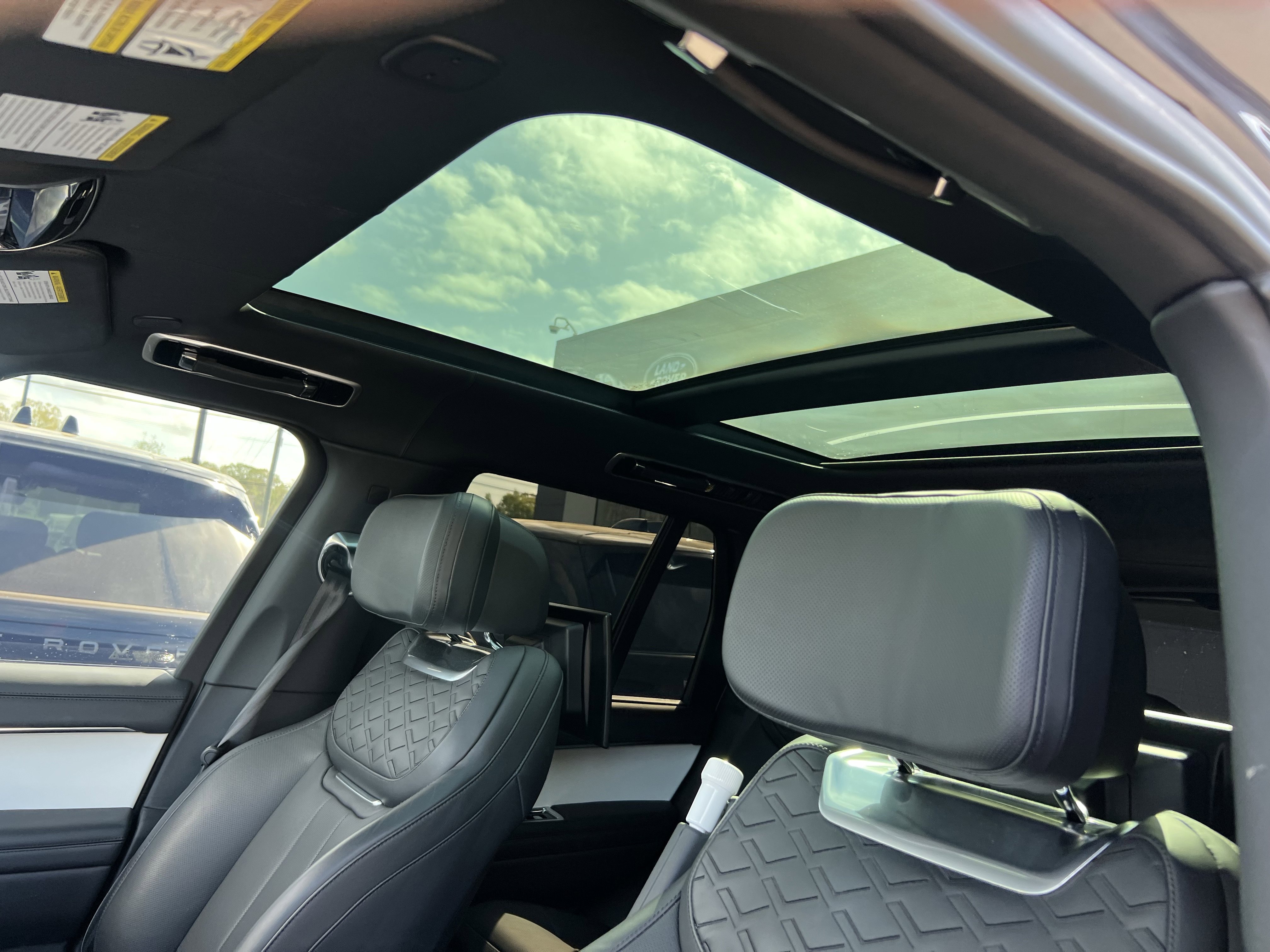 Certified 2023 Land Rover Range Rover SV image 17