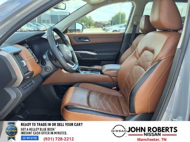 Used 2024 Nissan Pathfinder Platinum FWD image 3