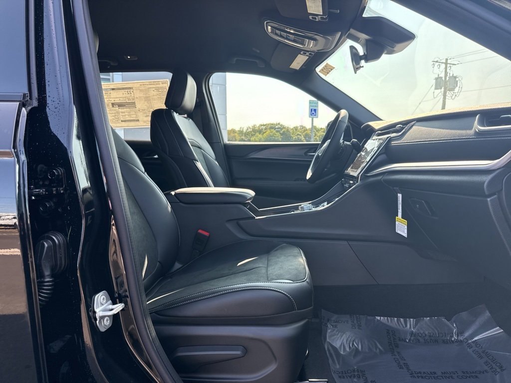 New 2025 Jeep Grand Cherokee Altitude image 10