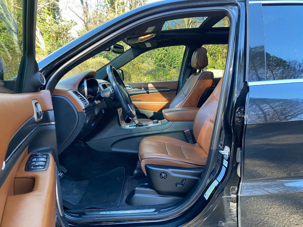 Used 2017 Jeep Grand Cherokee Summit w/ Platinum Series Group image 16