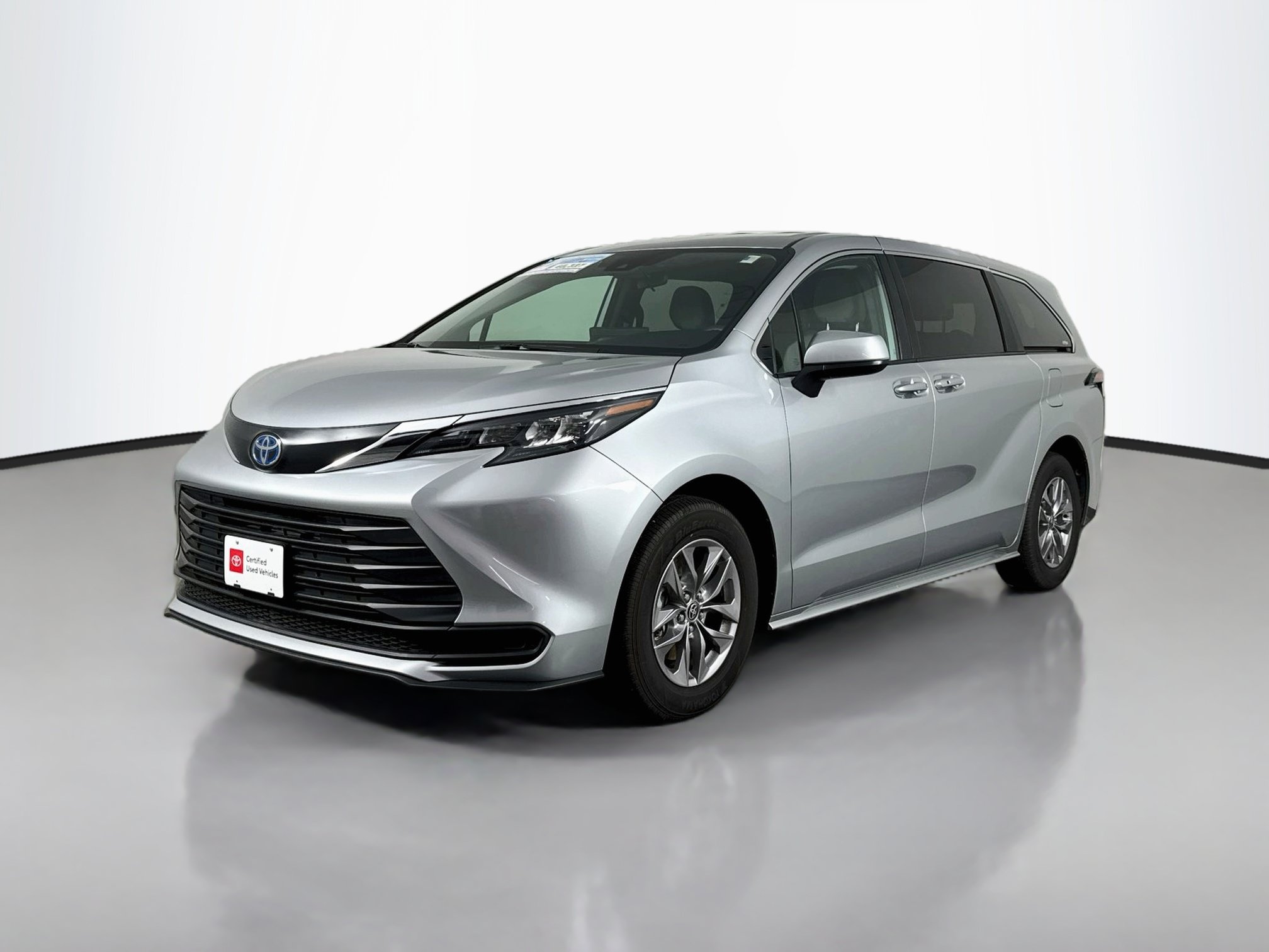 Certified 2025 Toyota Sienna LE FWD image 3