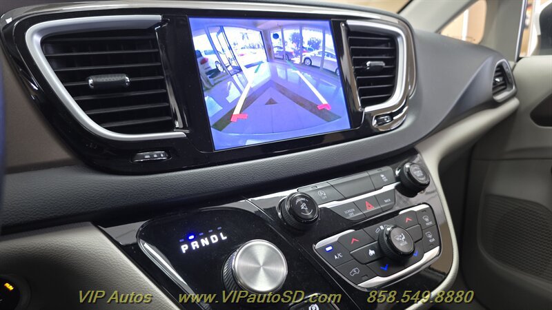 Used 2017 Chrysler Pacifica Touring FWD image 21