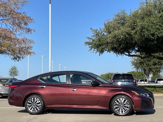 Used 2024 Nissan Altima 2.5 SV FWD image 3
