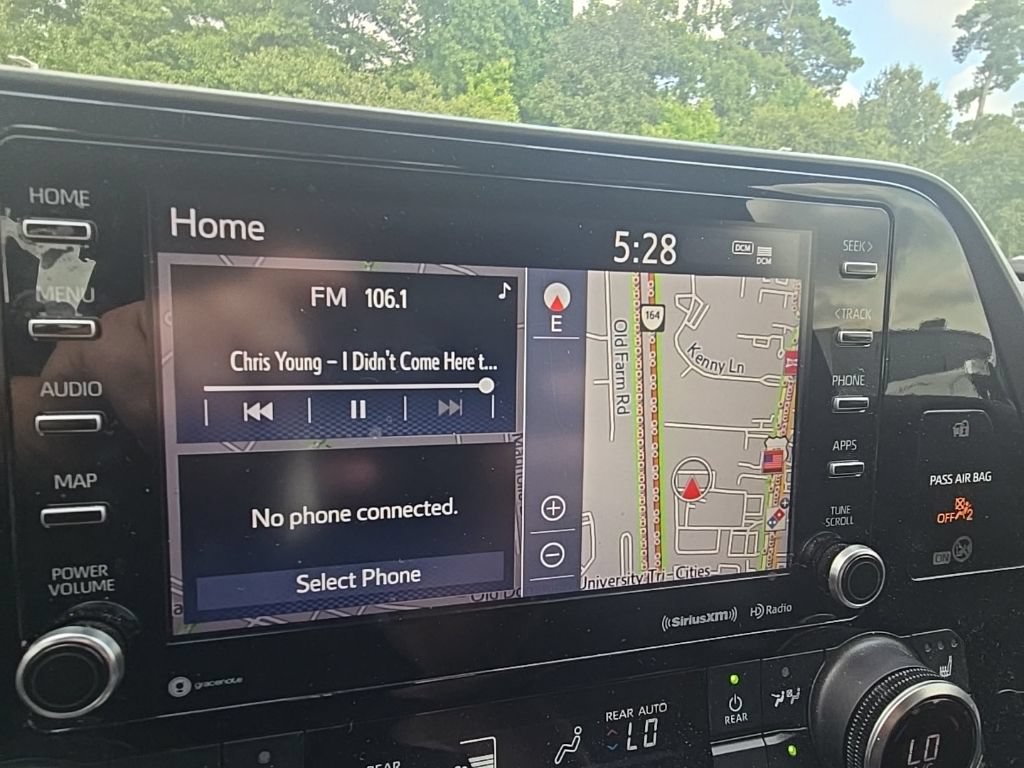 Used 2022 Toyota Highlander XLE AWD/4WD image 19