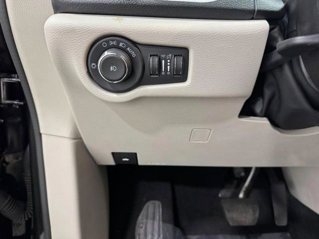 Used 2024 Chrysler Pacifica Limited FWD image 25