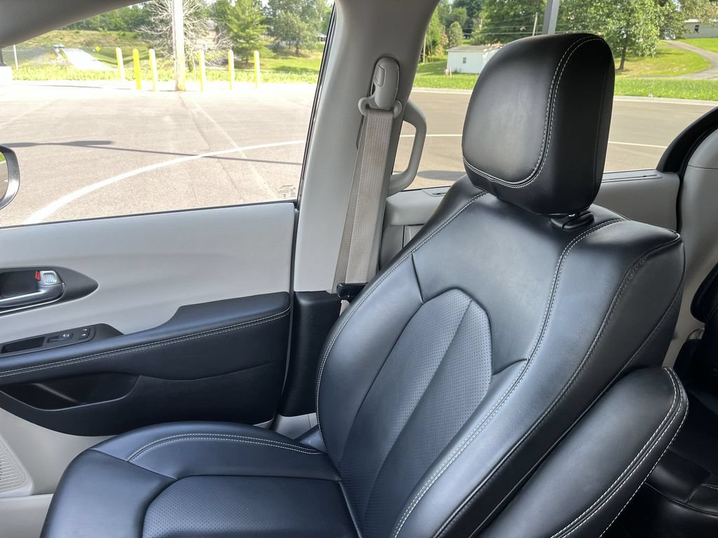 Used 2023 Chrysler Pacifica Touring-L FWD image 23