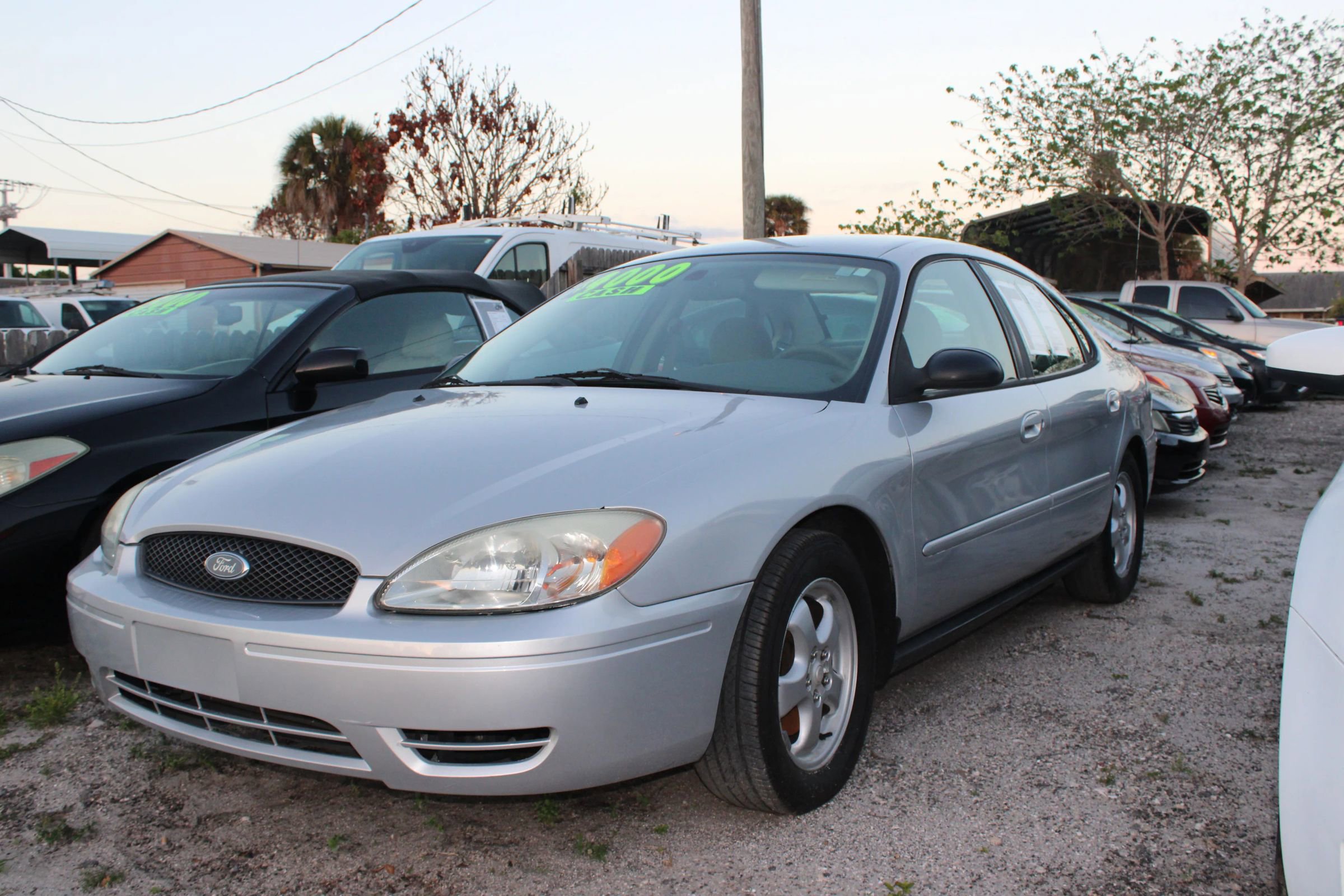 Used 2005 Ford Taurus SE image 2