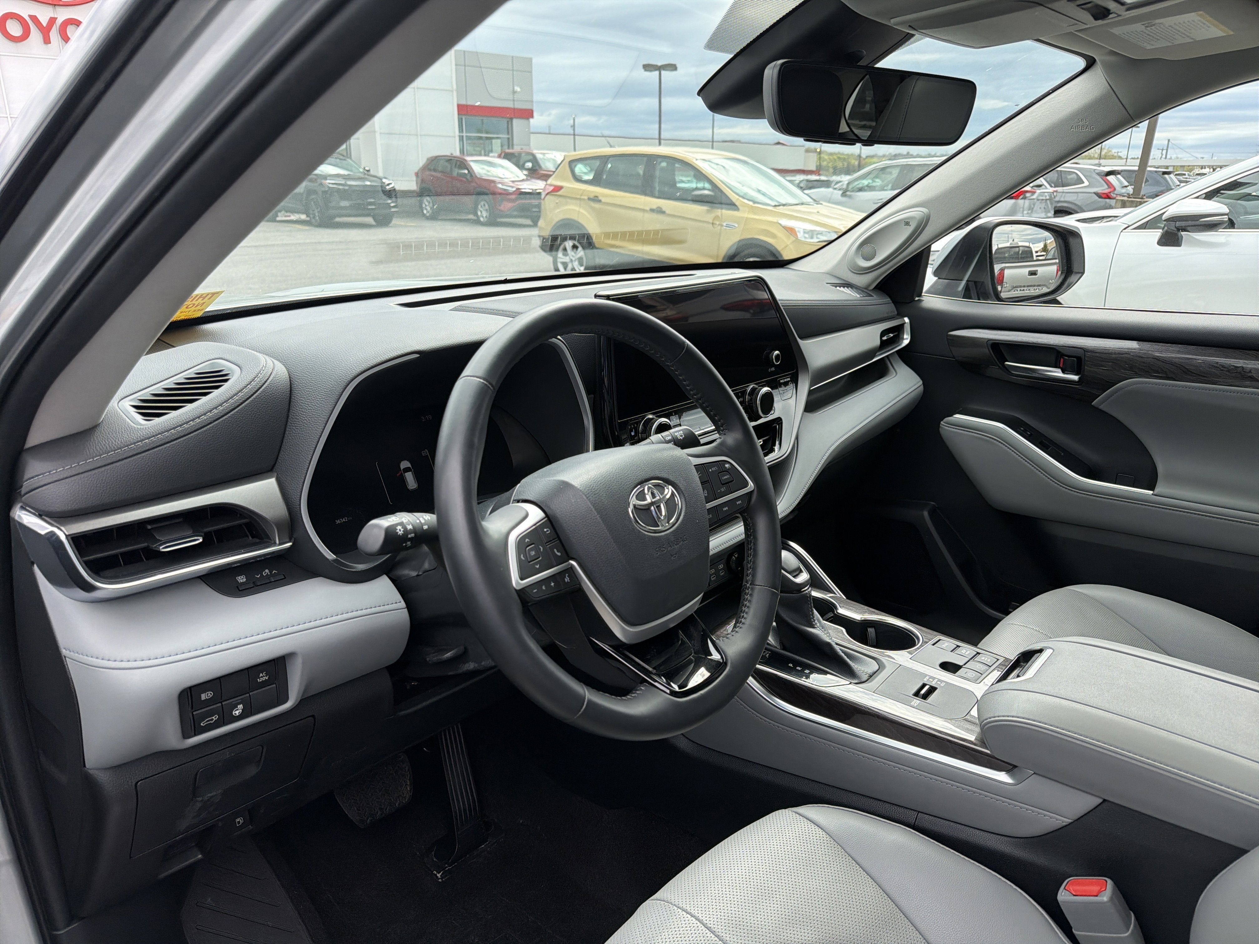 Used 2023 Toyota Highlander Limited AWD/4WD image 7