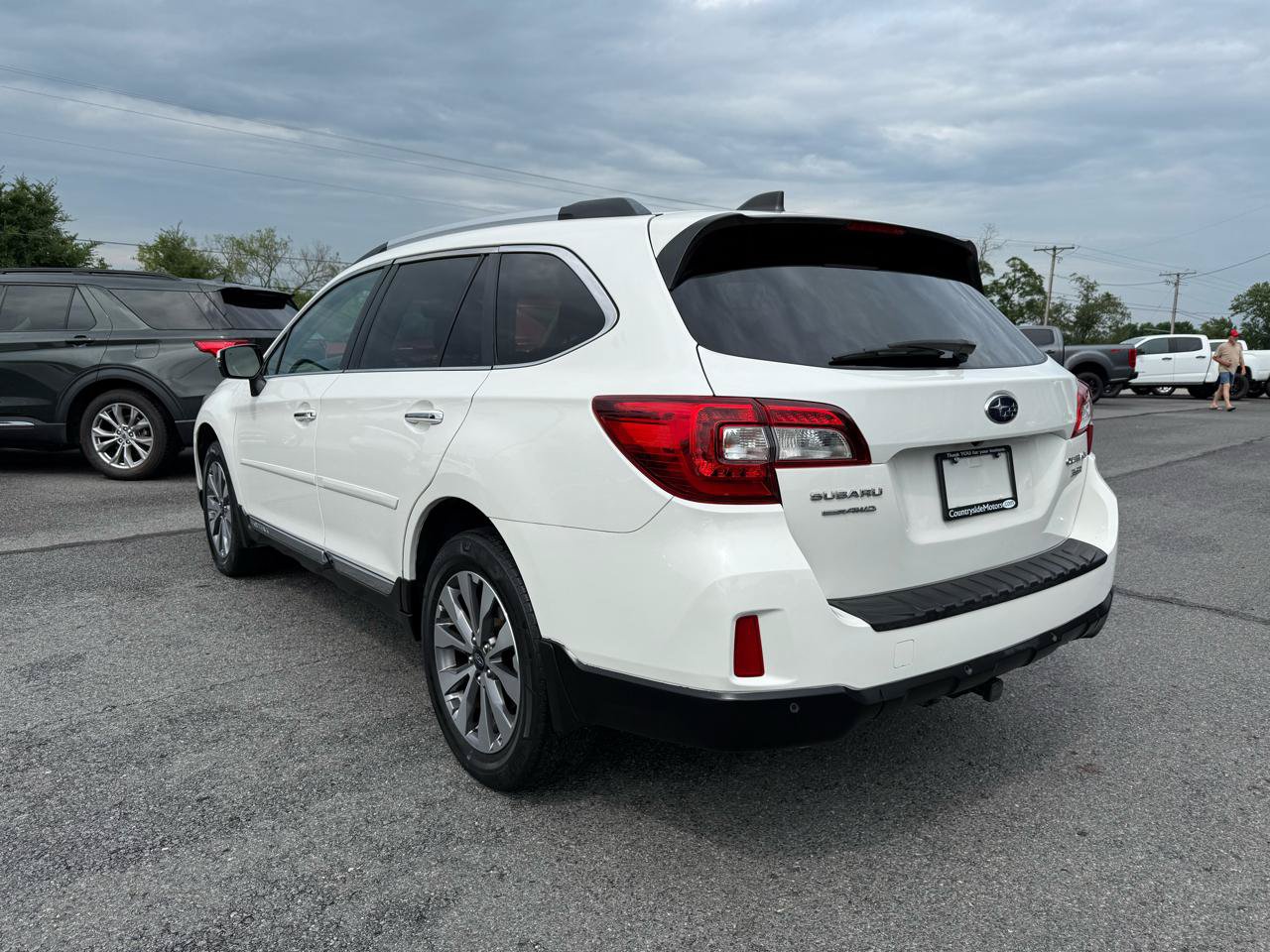 Used 2017 Subaru Outback 3.6R Touring w/ Popular Package #5A AWD/4WD image 4