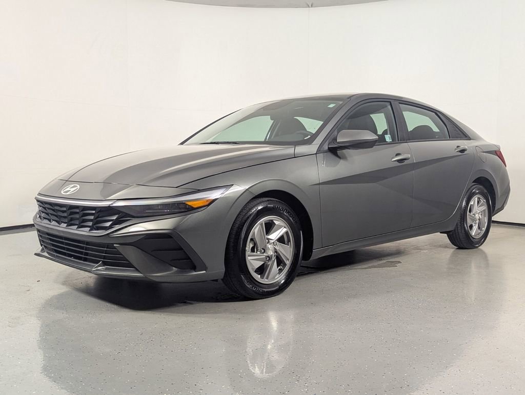 Certified 2025 Hyundai Elantra SE FWD image 3