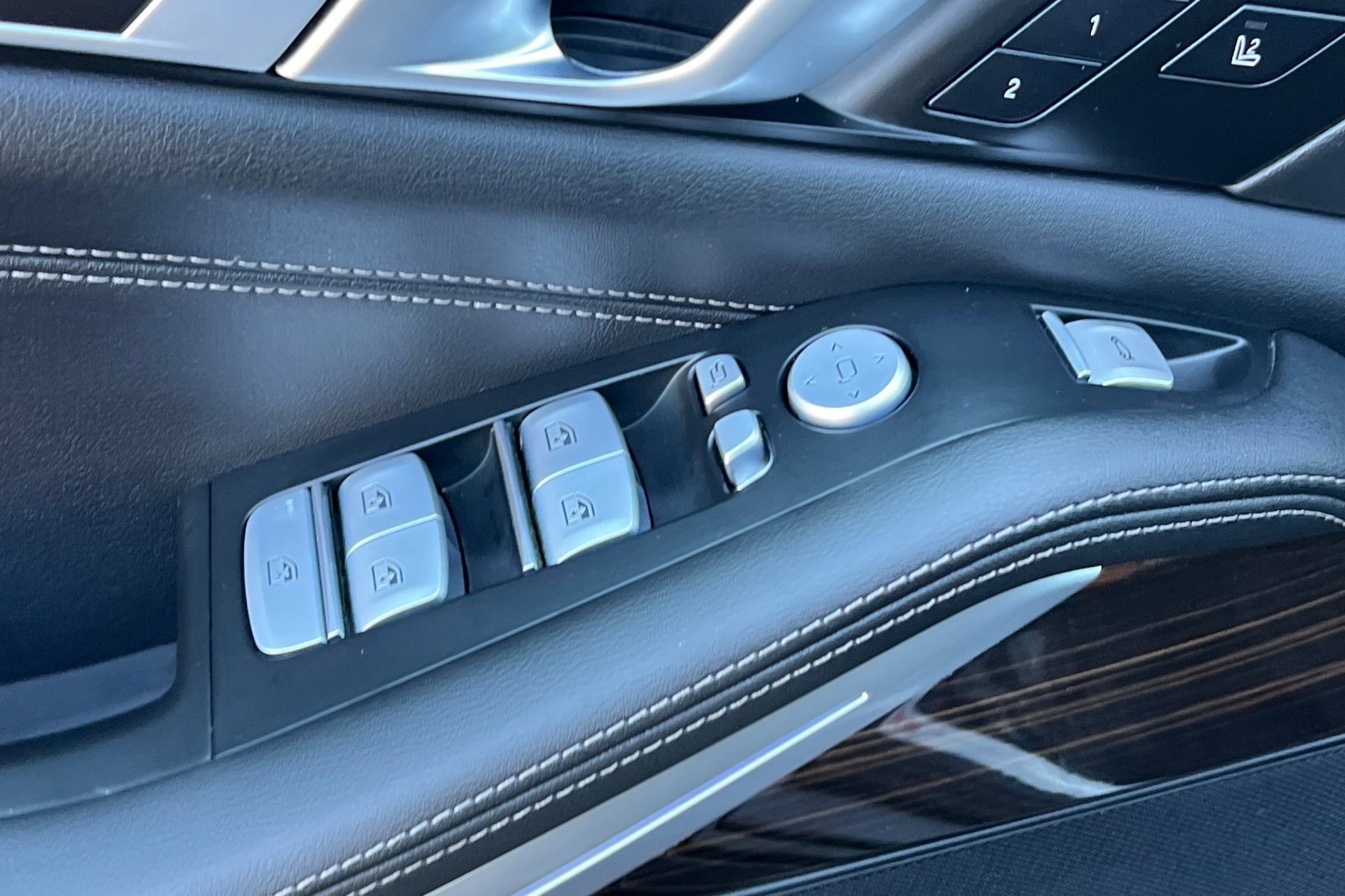 Used 2025 BMW X7 xDrive40i w/ Climate Comfort Package image 12