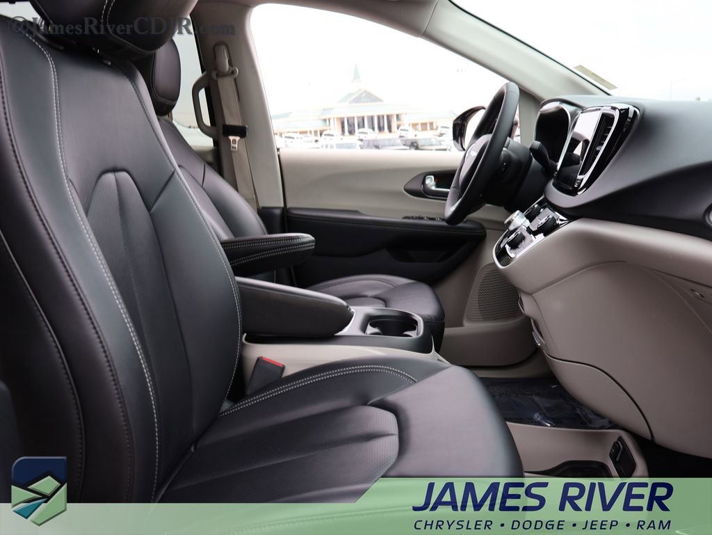 Used 2024 Chrysler Pacifica Touring-L image 9