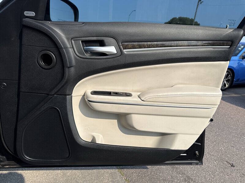 Used 2015 Chrysler 300 C RWD image 23