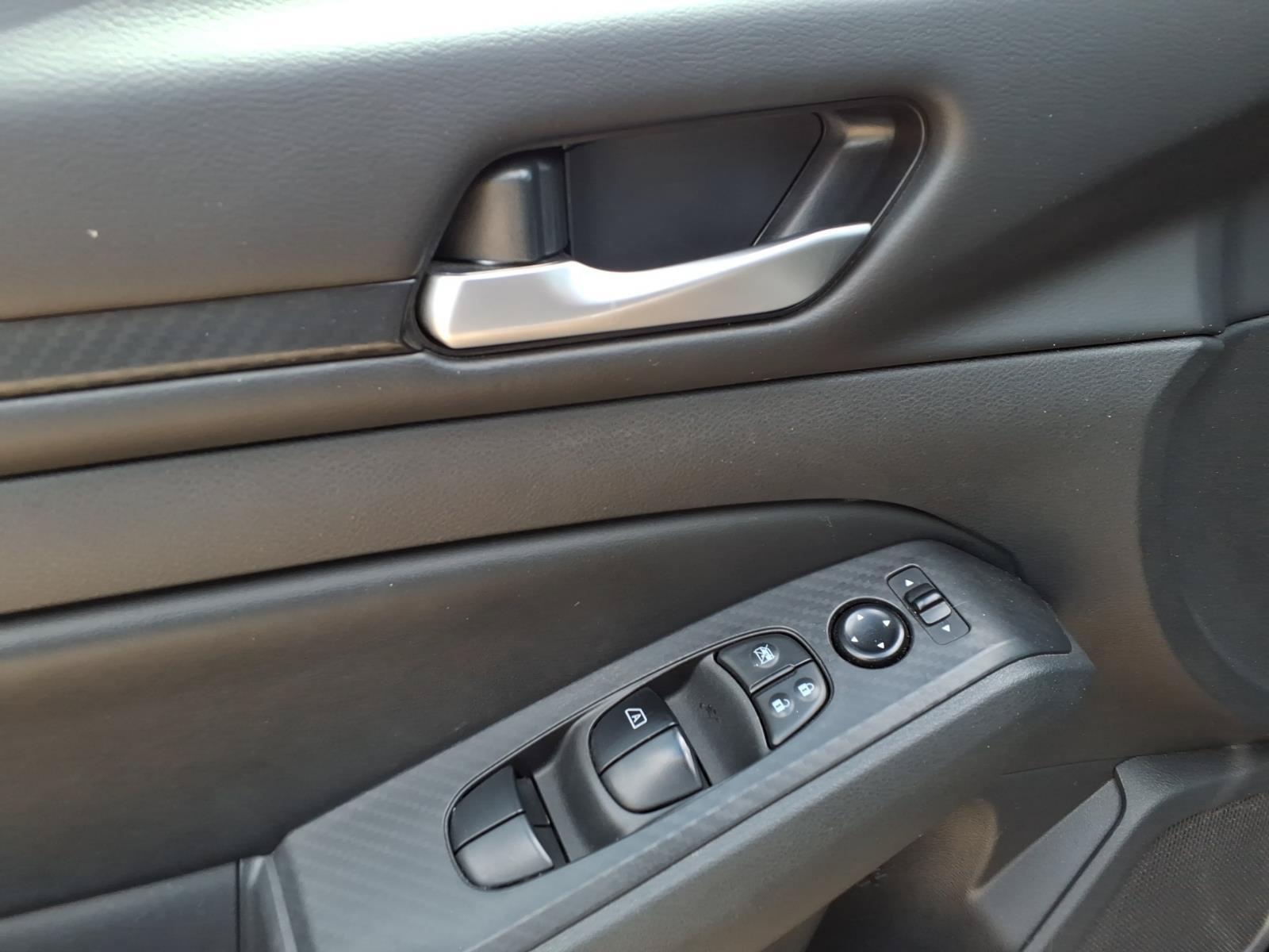 Used 2024 Nissan Altima 2.5 SV FWD image 7
