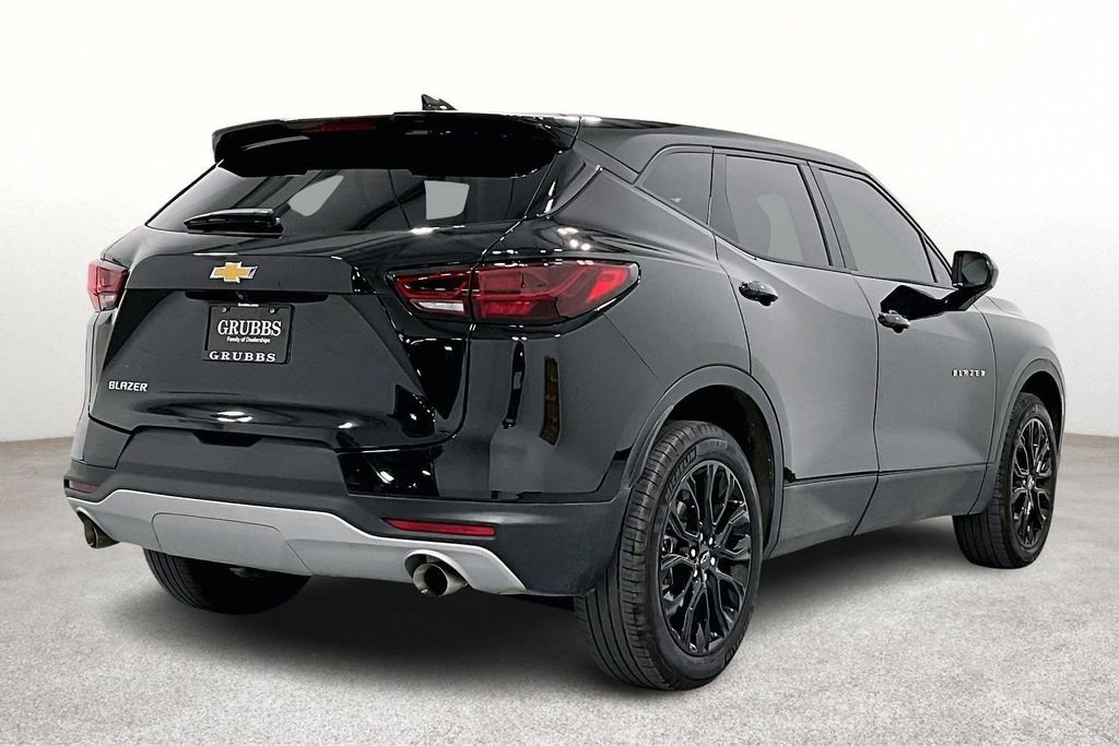 Used 2024 Chevrolet Blazer LT image 2