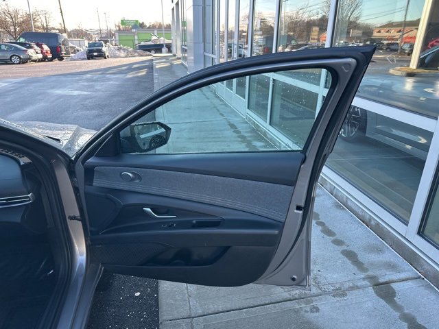 Used 2023 Hyundai Elantra Limited image 35